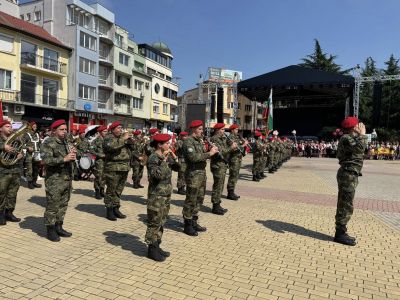 ЧЕСТИТ ПРАЗНИК, КАЗАНЛЪК! - ОУ Свети Паисий Хилендарски - Казанлък