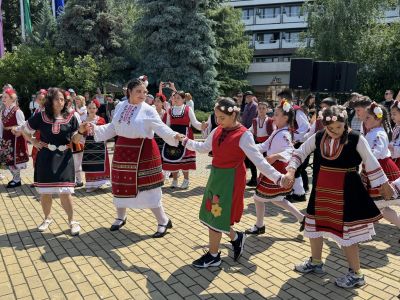 ЧЕСТИТ ПРАЗНИК, КАЗАНЛЪК! - ОУ Свети Паисий Хилендарски - Казанлък