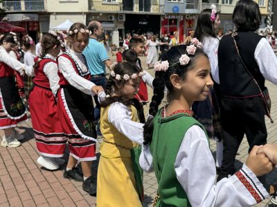 ЧЕСТИТ ПРАЗНИК, КАЗАНЛЪК! - ОУ Свети Паисий Хилендарски - Казанлък