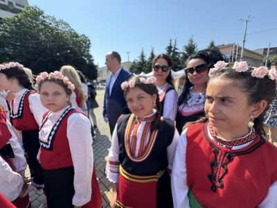 ЧЕСТИТ ПРАЗНИК, КАЗАНЛЪК! - ОУ Свети Паисий Хилендарски - Казанлък