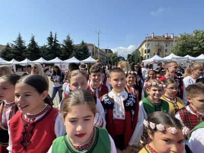 ЧЕСТИТ ПРАЗНИК, КАЗАНЛЪК! - ОУ Свети Паисий Хилендарски - Казанлък